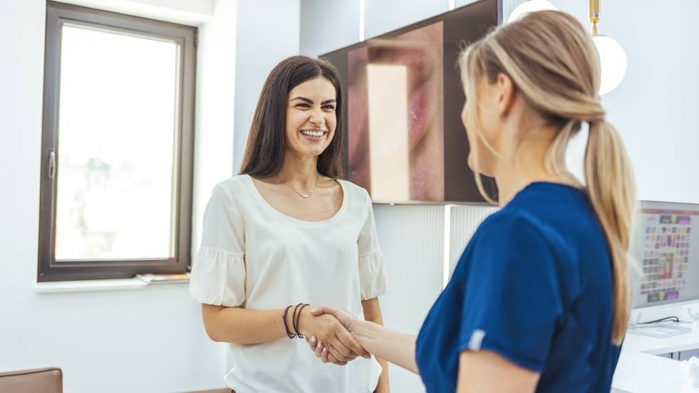 travel nurse meets with travel nurse agency recruiter