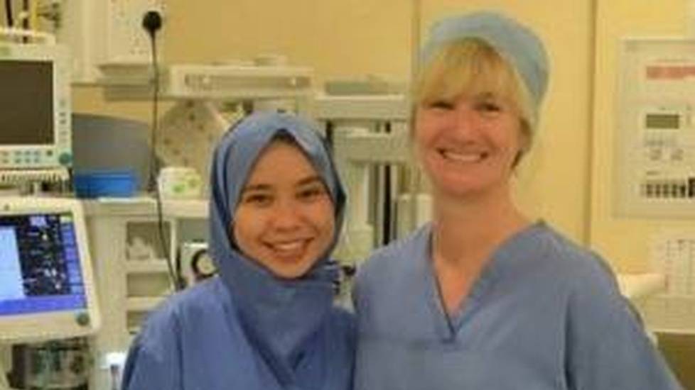 Medical Student Creates First Disposable Hijab - Hospital Now Offers Them To Muslim Staff