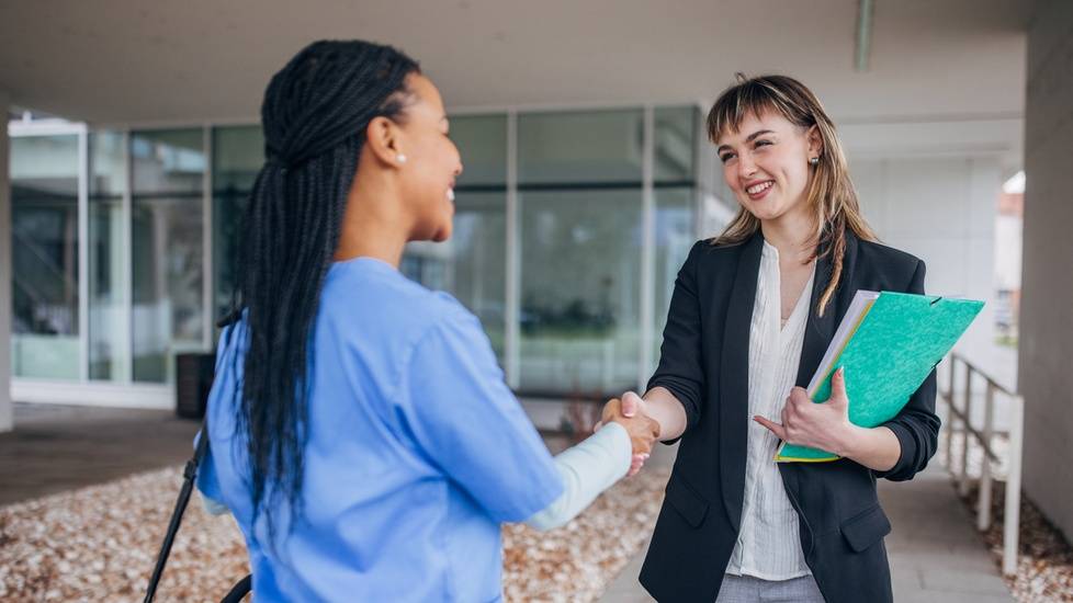 travel nurse meeting with travel nurse agency recruiter