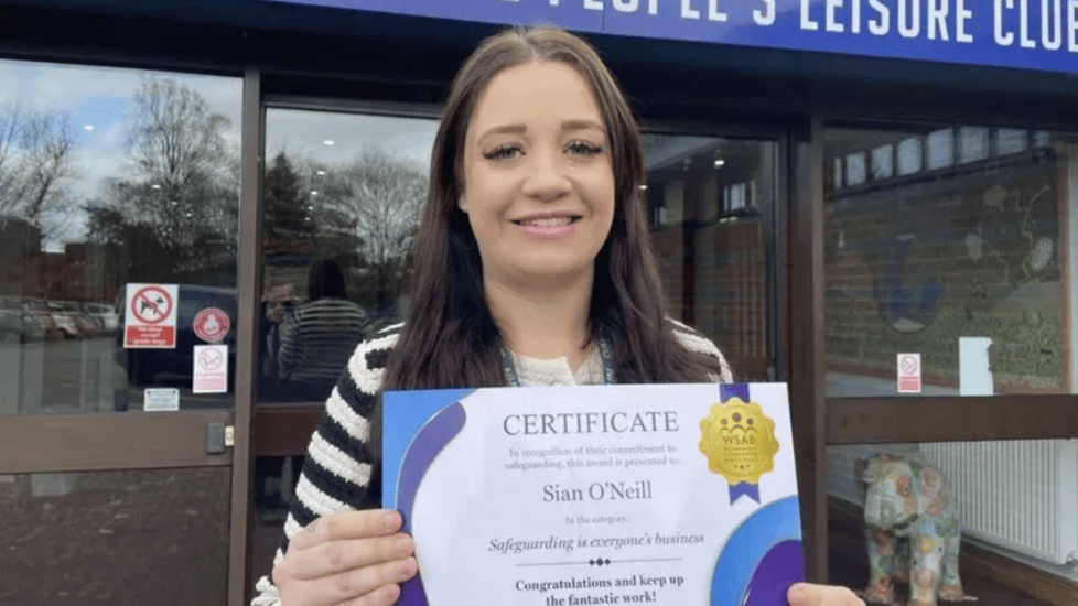 “She Was Hanging by Two Fingers”—Nurse’s Quick Action Saves Woman in Crisis on Bridge