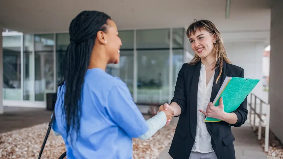 travel nurse meeting with travel nurse agency recruiter