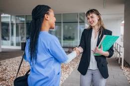 travel nurse meeting with travel nurse agency recruiter