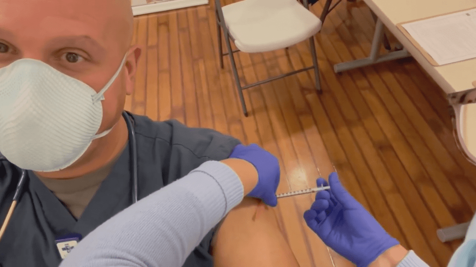 Nurse get pfizer covid vaccine