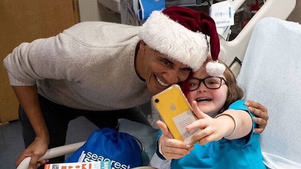 ‘Santa’ Obama Surprises Children’s Hospital